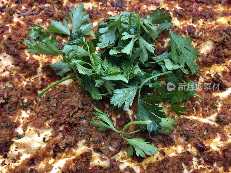 传统的土耳其披萨(Lahmacun)