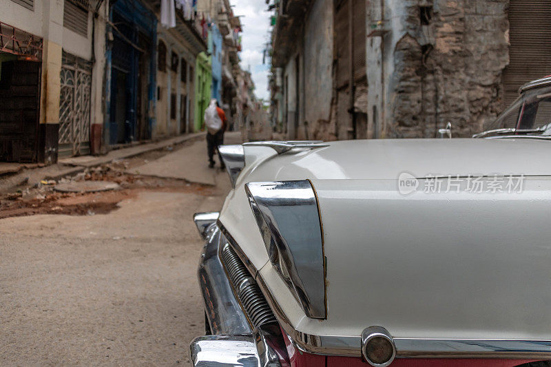 古巴哈瓦那老城的一辆老爷车的细节