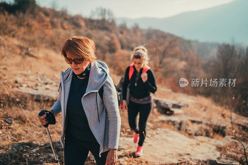 两个女人徒步旅行