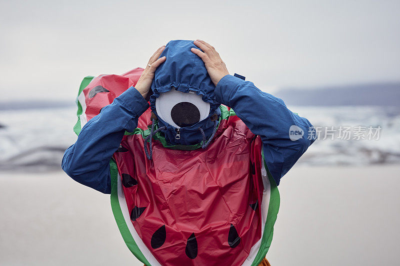 假装自己是独眼巨人。男人在冰川泻湖玩