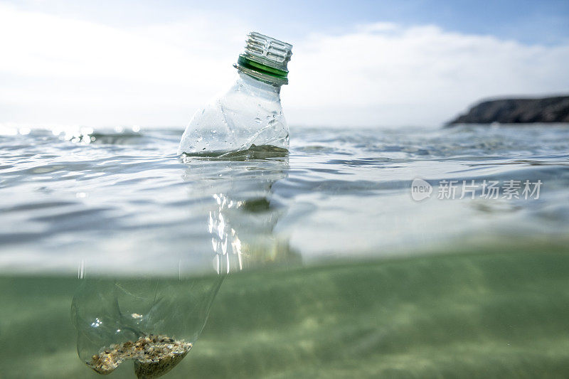 用过的塑料水瓶漂浮在海面上。