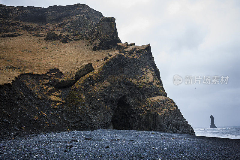 冰岛Reynisdrangar的玄武岩悬崖