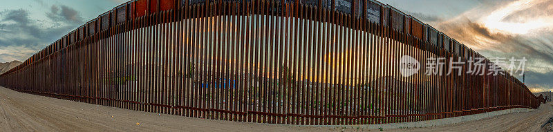 美国墨西哥新墨西哥州桑兰公园和阿纳普拉港之间的国际边境墙，墨西哥奇瓦瓦全景