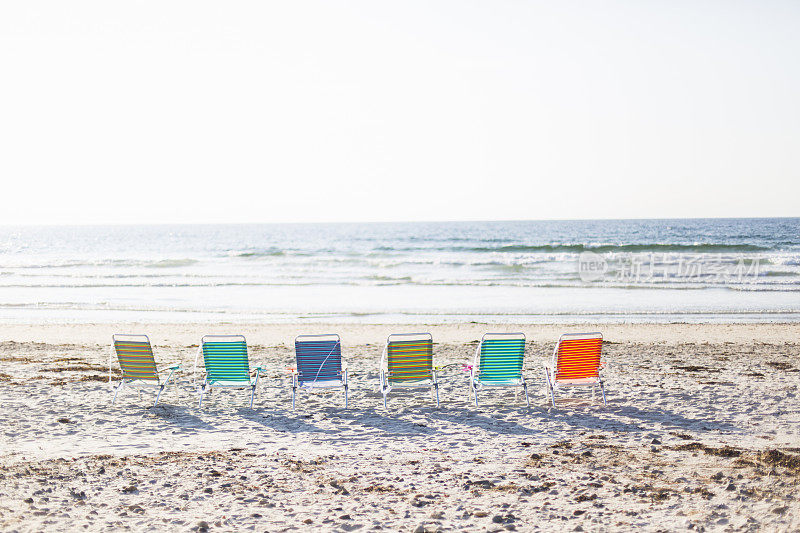 海滩上的一排椅子