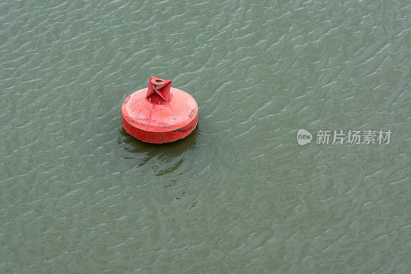 河面浮筒在波浪型水面上