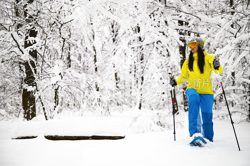 徒步者用雪鞋和手杖在冰天雪地的荒野中跋涉
