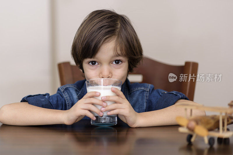 小男孩正在喝牛奶