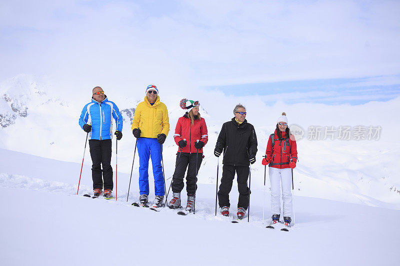 业余冬季运动高山滑雪。群滑雪者。最好的朋友，男人和女人，滑雪者，享受滑雪。高山雪景。里维诺山脉，阿尔卑斯山。它位于意大利。
