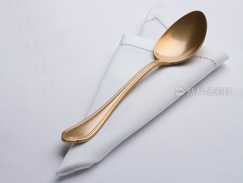 空白白色餐厅餐巾模拟铜色汤匙