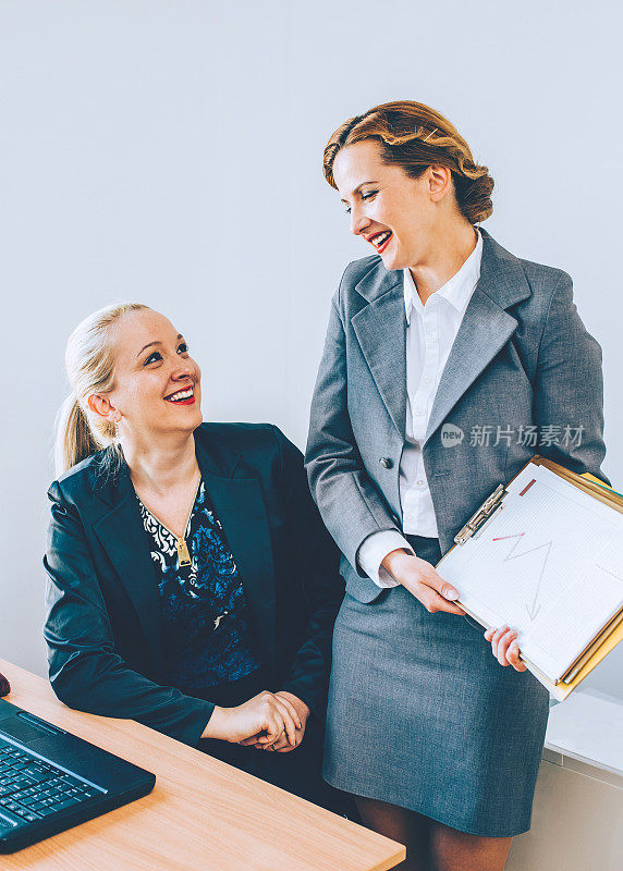 商业女性与同事讨论