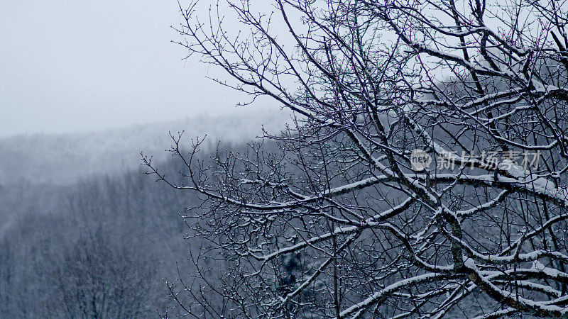 冬季仙境。的雪山风景