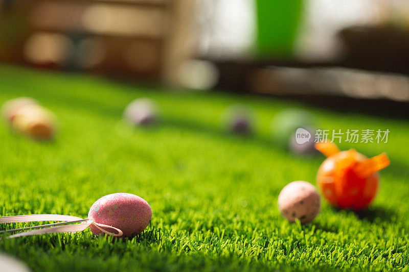 复活节彩蛋在绿色的草地上