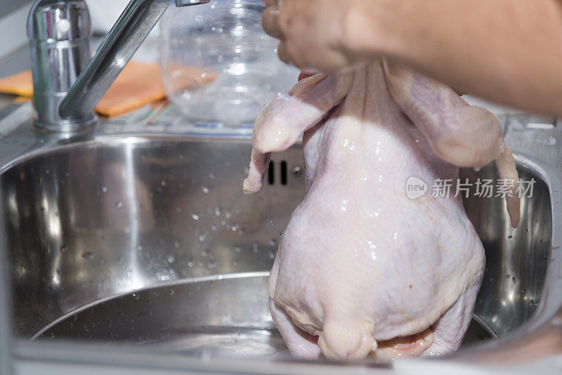 厨师准备生鸡肉做饭。