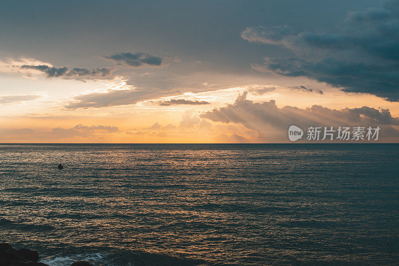 夕阳照在海面上