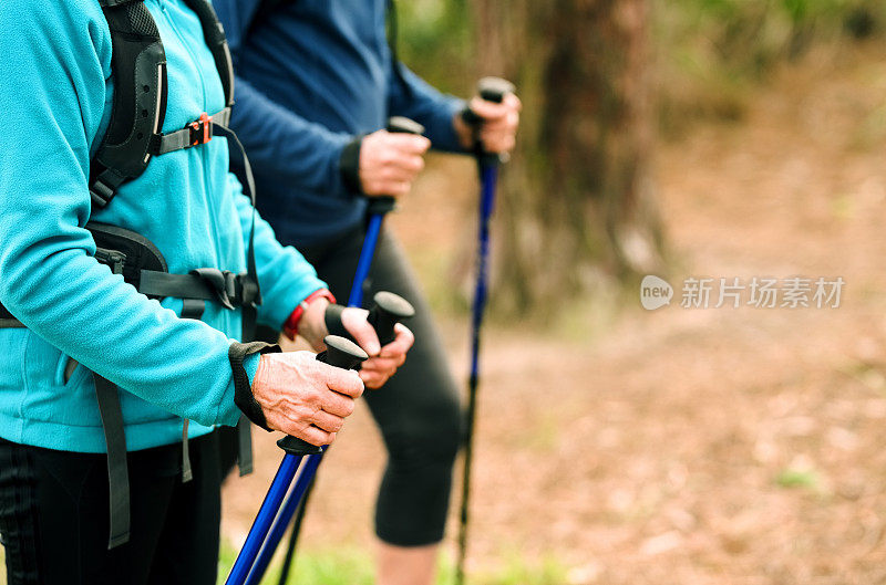 拄着拐杖徒步旅行的老年人