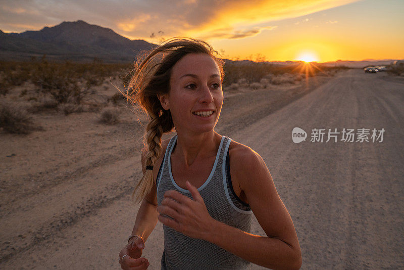 爱运动的年轻女子户外慢跑，有越野跑经验。人们对身体的意识和健康的生活方式的观念。