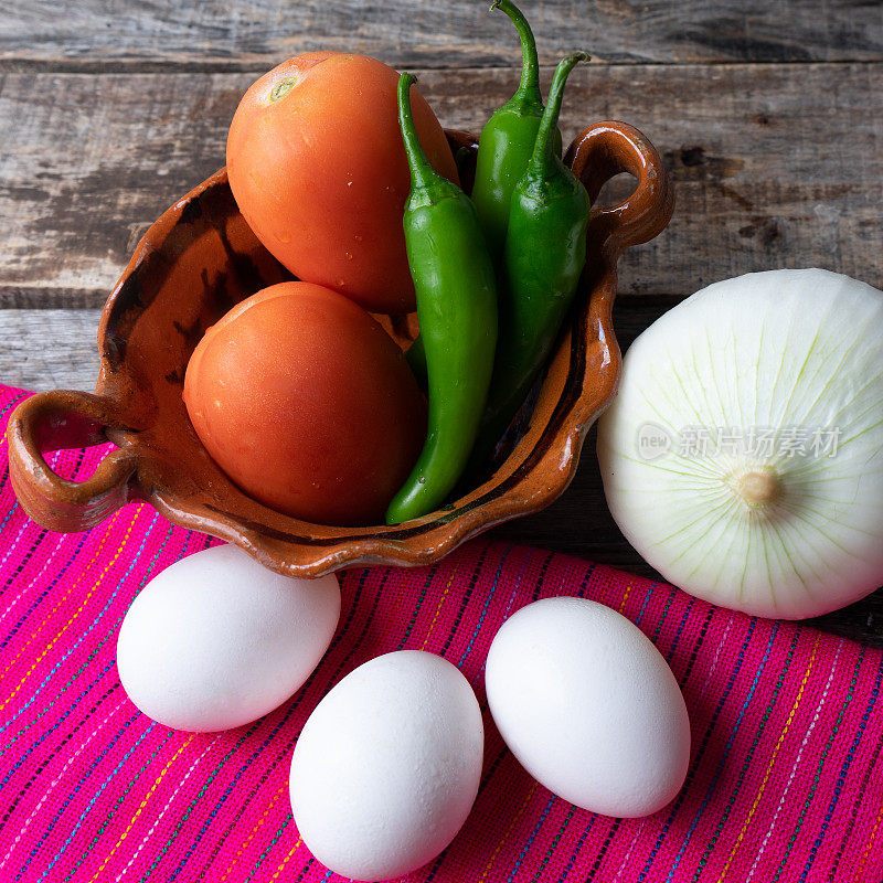 墨西哥鸡蛋成分。白鸡蛋，塞拉诺辣椒，洋葱和番茄