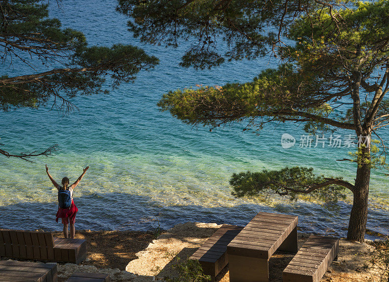在克罗地亚Mljet岛的大湖休息区内，一名游客正在享受