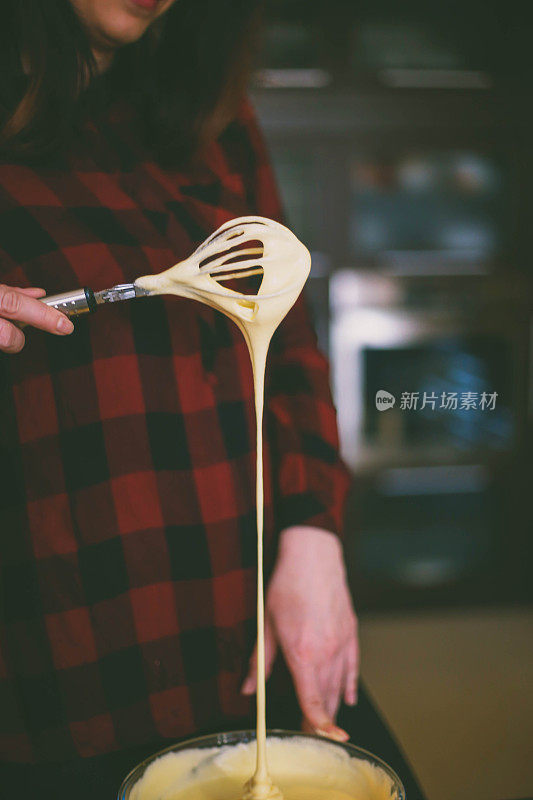 奶油芝士糖霜混合在一个玻璃碗的特写