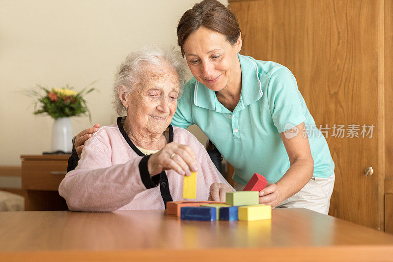 老年痴呆症-家庭照顾者和老年妇女