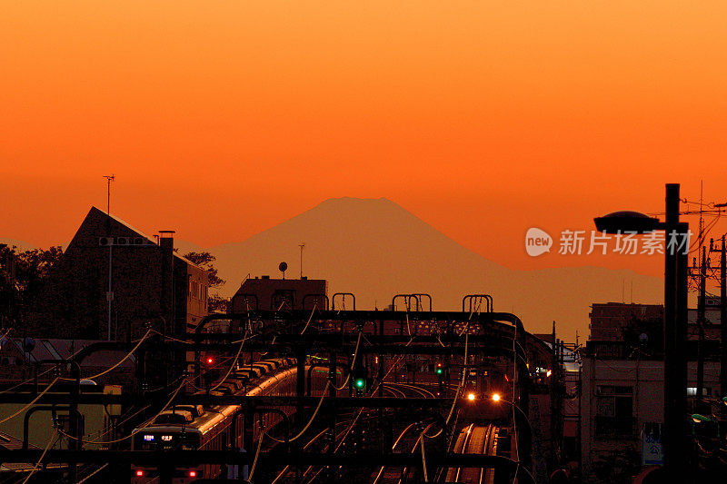 富士山的日落和日落后:从东京看