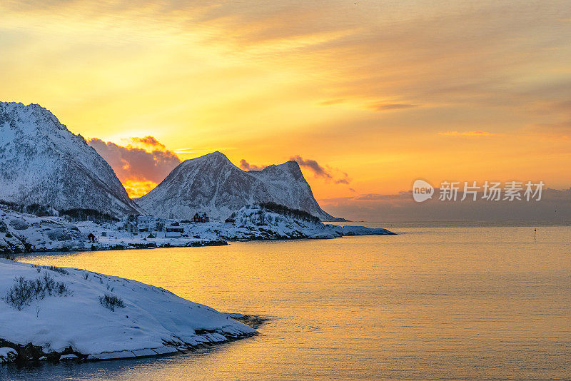 挪威北部挪威海的冬季日落