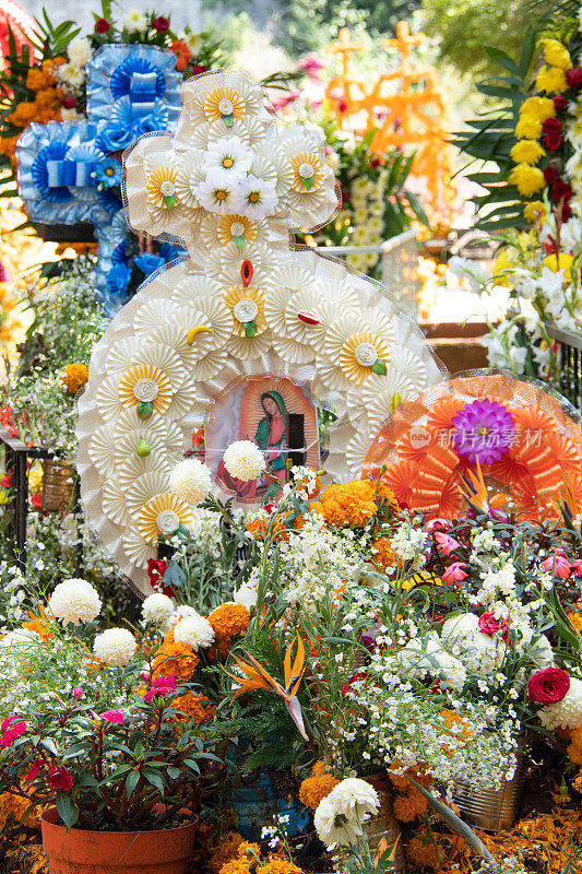 亡灵节墓地鲜花装饰