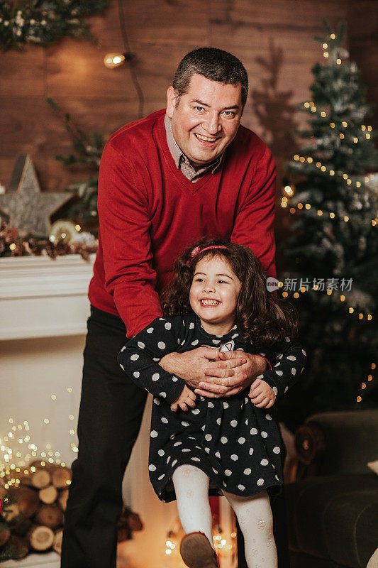 爸爸和他的女儿在圣诞夜玩得很开心
