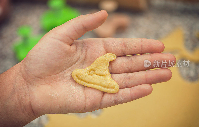 小女孩在准备万圣节饼干