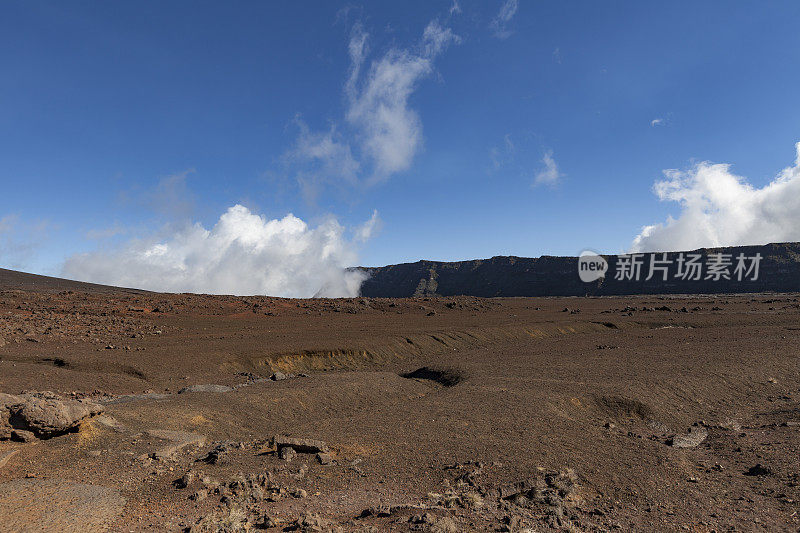 平原的黑褐色火山景观，留尼旺岛