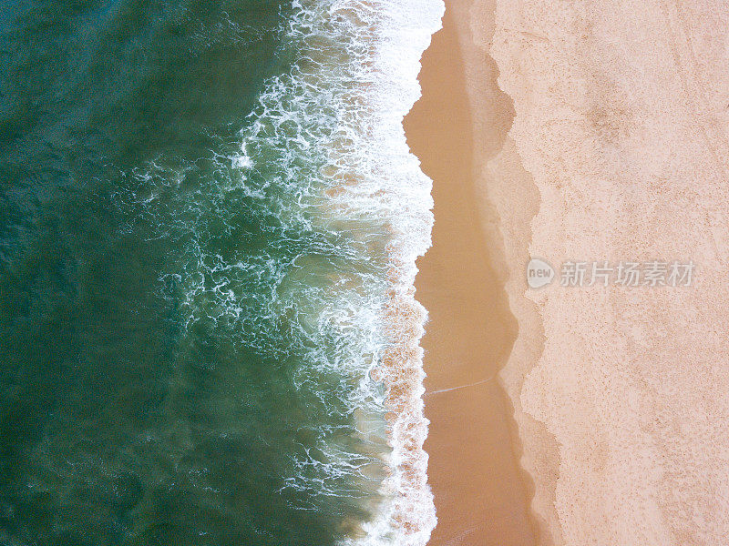 壮观的鸟瞰图，美丽的白色海滩沐浴在绿色的海浪