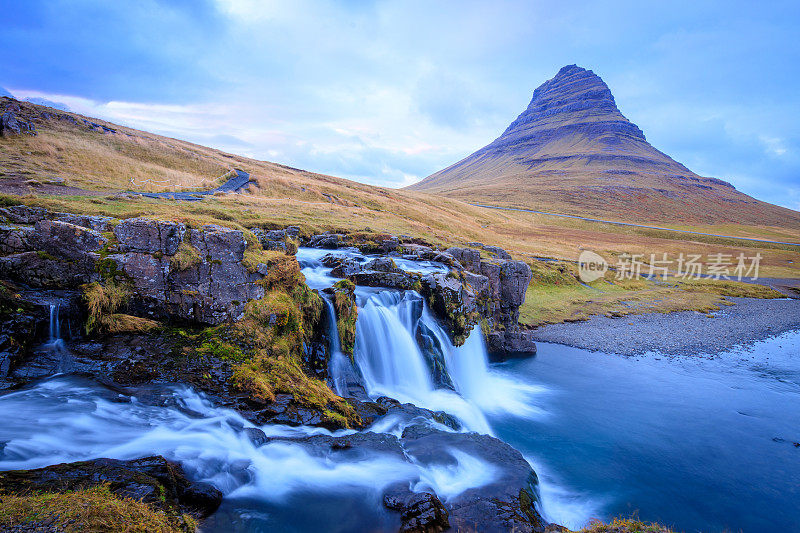 冰岛延时摄影的瀑布和名山。冰岛北部的Kirkjufellsfoss和Kirkjufell自然景观