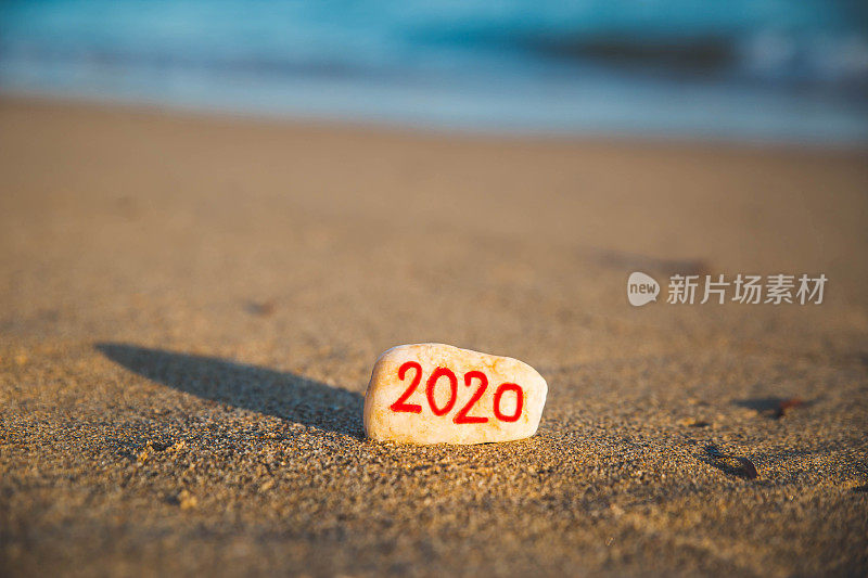 在海滩上，2020年新年快乐