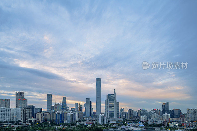 夜晚在北京中央商务区高楼林立的天际线上，中国城市的景观