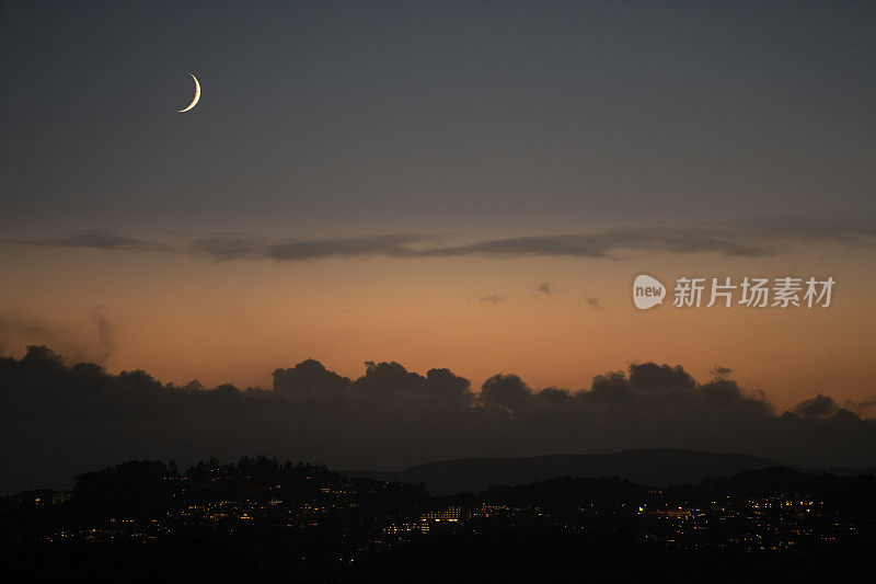 新月和挪威卑尔根市的夜晚