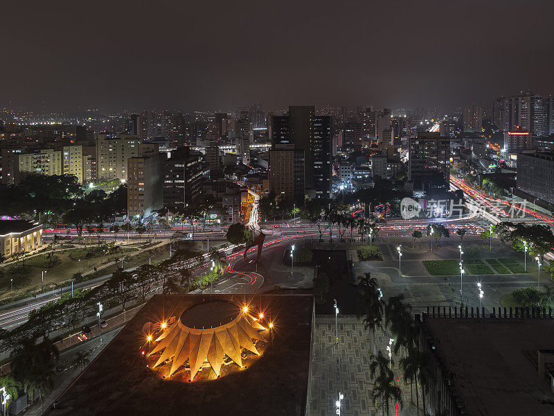 巴西圣保罗圣安德烈市中心建筑物和街道的空中夜景