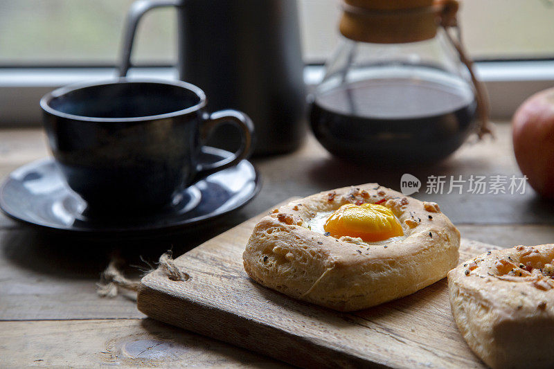 自制健康早餐:咖啡和脆皮面包