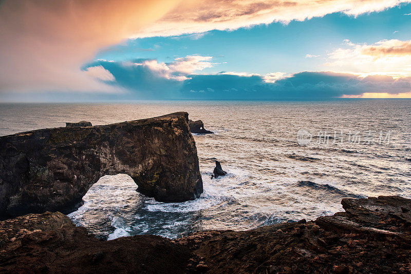 冰岛的迪霍雷半岛，海中有火山岩