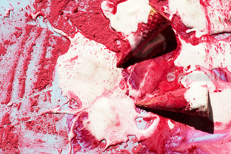 融化的冰淇淋混乱。概念照片华夫蛋筒和融化草莓冰淇淋粉，俯视图