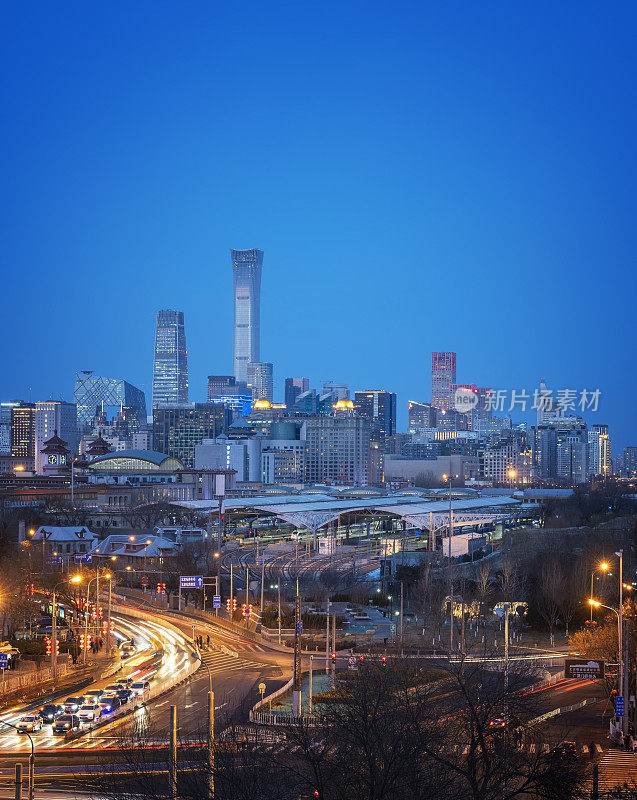 夜晚在北京中央商务区高楼林立的天际线上，中国城市的景观