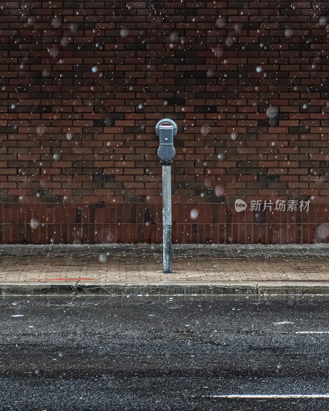 停车计时器在一个砖背景而下雪