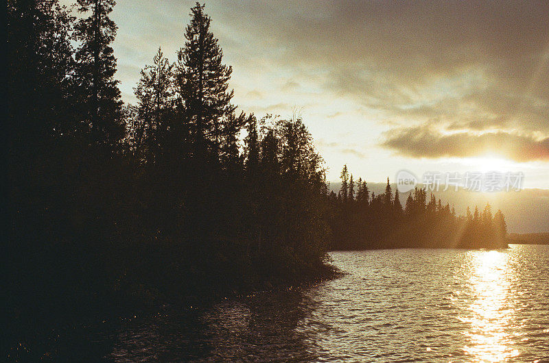 日落时的湖景