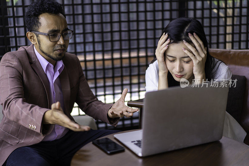 压力和沮丧的年轻亚洲女商人在讨论一个问题与老板。
