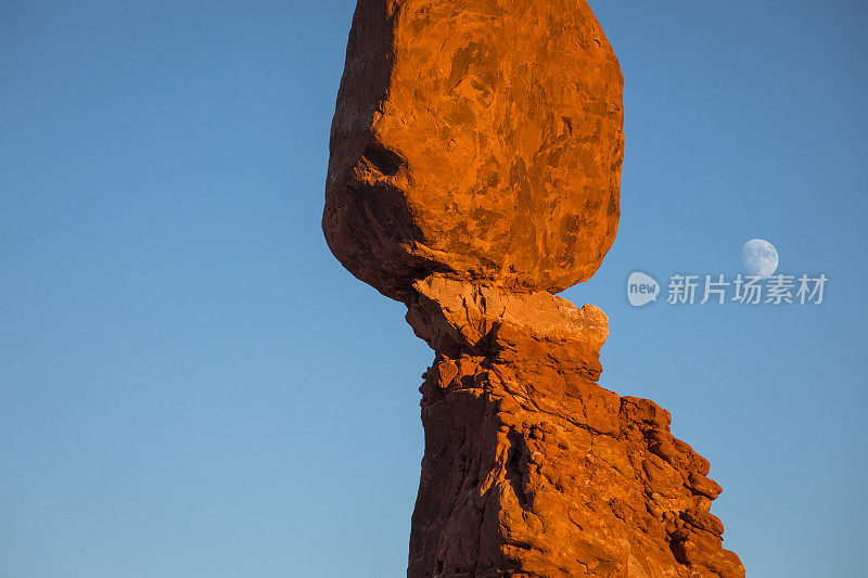 月亮在平衡岩后面升起