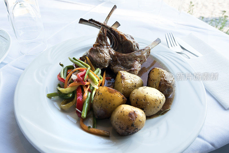 希腊羊排配土豆和蔬菜