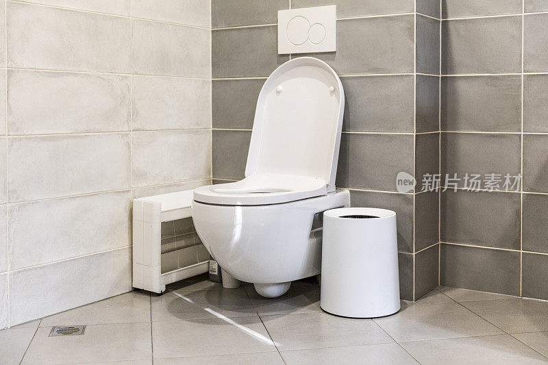 新型陶瓷马桶在现代浴室