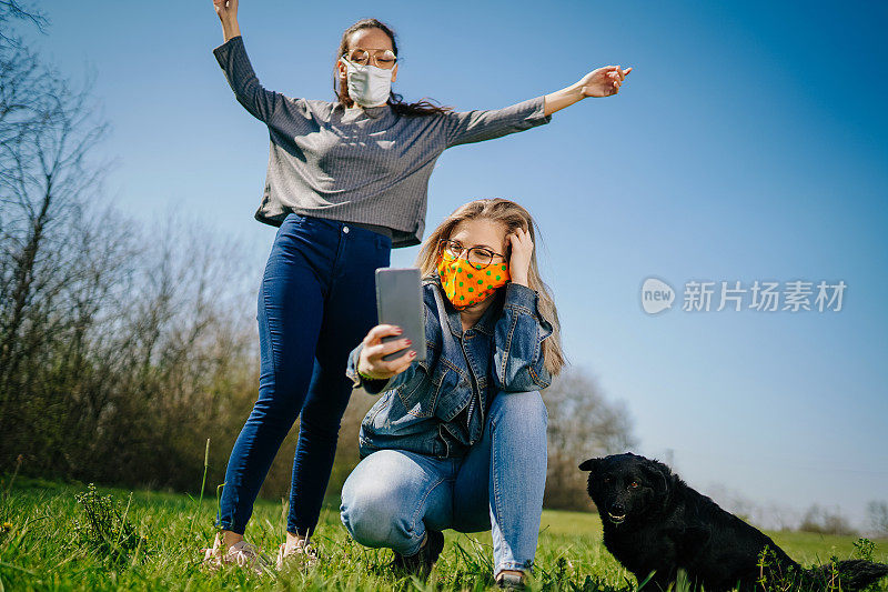 戴着防护口罩的女性在大自然中