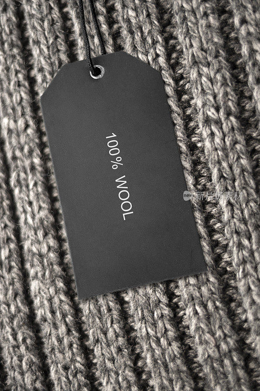 羊毛针织品上的黑色价格标签