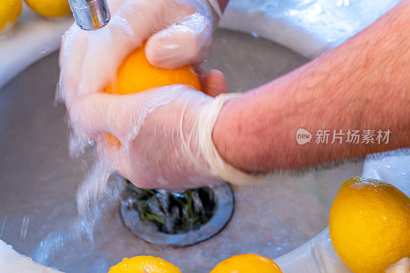用水清洗-用肥皂清洗水果和蔬菜对抗冠状病毒-橙色与水模糊运动