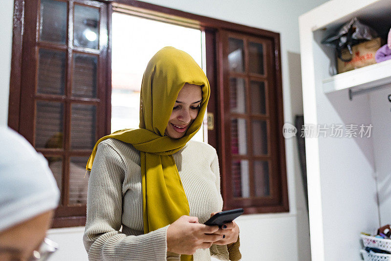 一个年轻的穆斯林女子在发短信